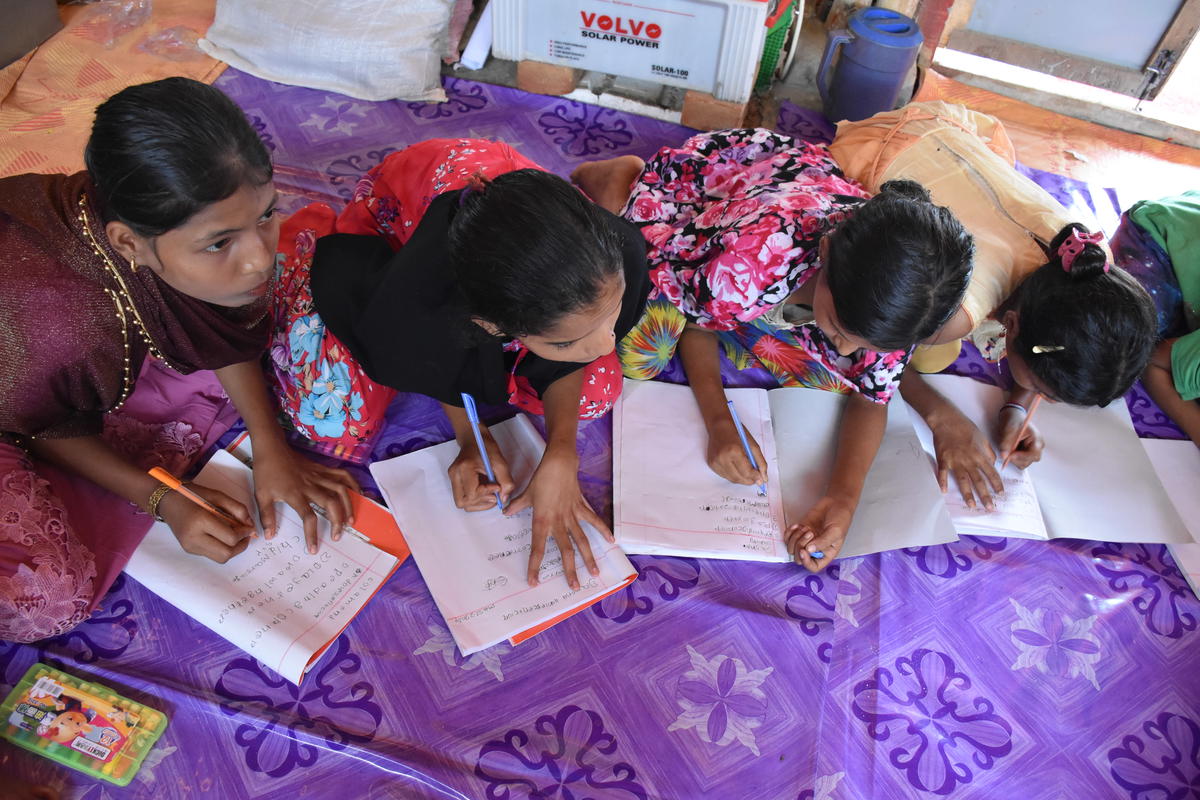 Bangladesh. Rohingya teens grab scarce opportunity to learn in refugee sites