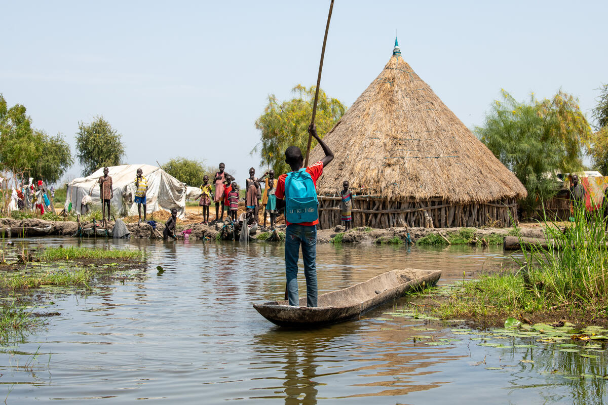 South Sudan. Residents battle to keep waters at bay in flood-prone remote town
