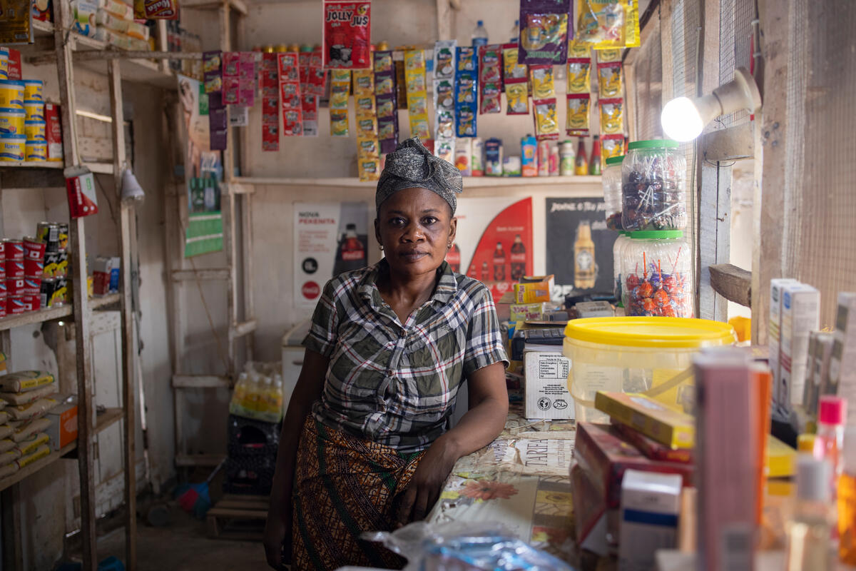 Charlotte trabajó como guardia de seguridad en la ciudad de Nampula antes de abrir su propia tienda con otra amiga refugiada en 2020.