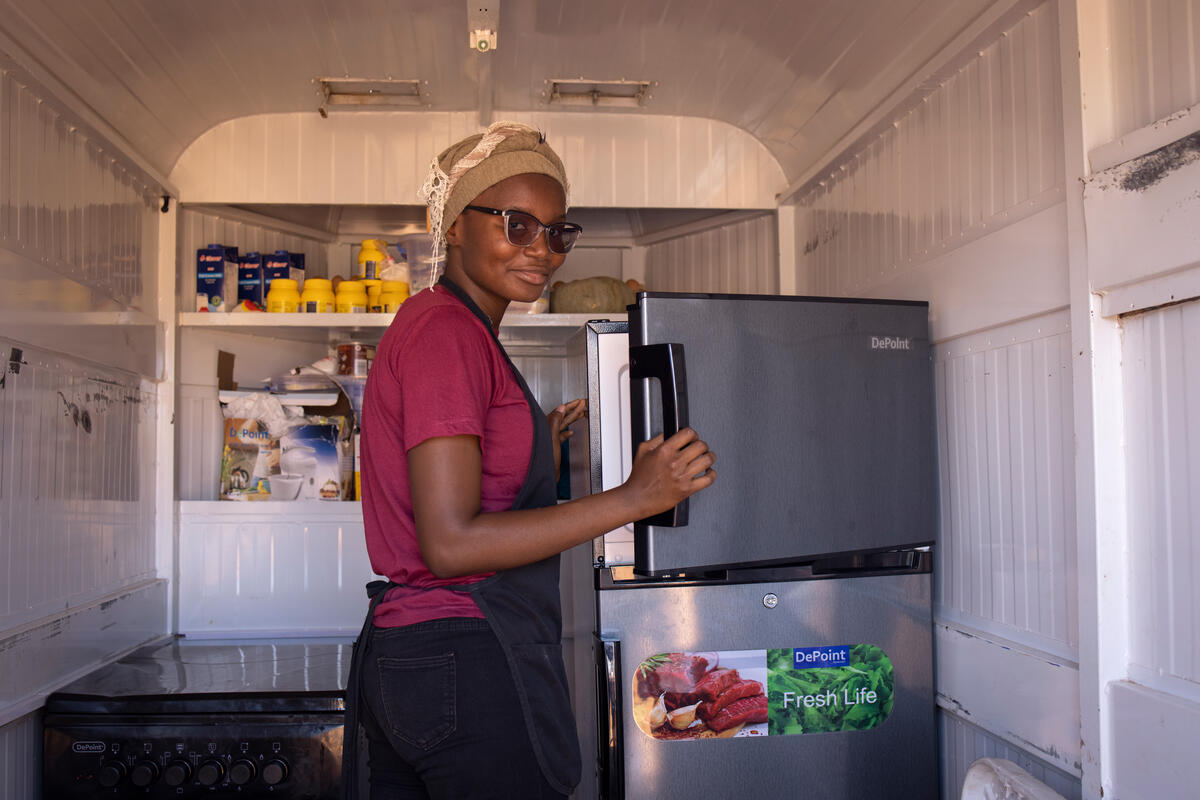 El camión también está equipado con un refrigerador para mantener frescos los ingredientes.