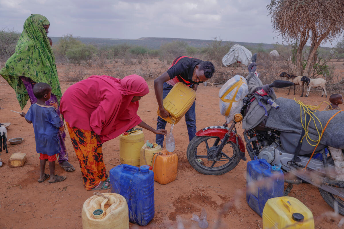 حمال المياه، عبدالمختار داوود، يبيع المياه للنازحين داخلياً في مخيم أبي بكر في ملكاديدا.