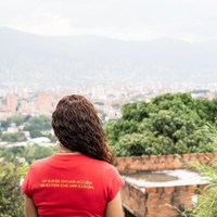 Une responsable communautaire vénézuélienne contemple le centre-ville de Medellín, en Colombie, depuis les hauteurs du quartier de la Comuna 13, où elle vit et travaille.