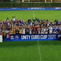 Les équipes célèbrent la clôture de la Unity EURO Cup 2026 à Coverciano, le centre technique national de la Fédération italienne de football, près de Florence.
