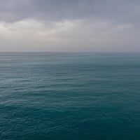 البحر الأبيض المتوسط من مدينة كاتانيا الصقلية، إيطاليا.