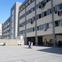 هذه المدرسة في مدينة طرابلس، شمال لبنان، هي واحدة من بين العديد من المدارس المترامية في جميع أنحاء البلاد والتي تُستخدم كمآوٍ جماعية للعائلات النازحة.