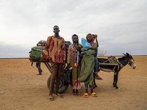 مالوال مايوم دينغ وعائلته عند نقطة جودا الحدودية في الرنك، جنوب السودان، حيث عبر عشرات الآلاف من العائدين من جنوب السودان بعد فرارهم من العنف في السودان.