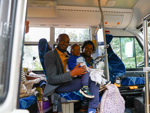 تستعد أوديت ساباتو وزوجها وابنها للسفر من مخيم كيزيبا للاجئين في رواندا، لحضور مقابلة لإعادة التوطين في النرويج. 