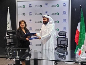 نسرين ربيعان، ممثلة المفوضية لدى دولة الكويت، والدكتور عبد الله السميط، مدير عام جمعية العون المباشر، خلال توقيعهما على الاتفاقية.