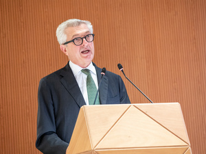 Filippo Grandi delivers a speech from behind a lectern.