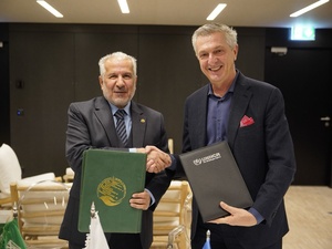 معالي المستشار بالديوان الملكي المشرف العام على مركز الملك سلمان للإغاثة، الدكتور عبد الله الربيعة، والمفوض السامي للأمم المتحدة لشؤون اللاجئين، فيليبو غراندي، أثناء توقيعهما على الاتفاقيتين وجرى ذلك على هامش انعقاد المنتدى العالمي للاجئين في جنيف. 