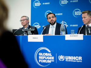 سعادة سعيد العطر، الأمين العام المساعد لمؤسسة "مبادرات محمد بن راشد آل مكتوم العالمية" أثناء إعلانه عن تعهد المؤسسة خلال جلسة عقدت على هامش المنتدى العالمي للاجئين في جنيف.