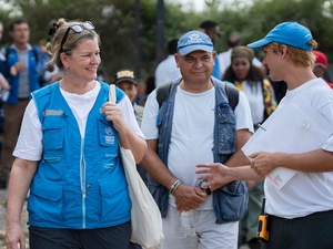 UN Deputy High Commissioner for Refugees Kelly T. Clements visited Darien’s San Vicente Temporary Migrant Reception Center (ETRM in its Spanish acronym), where UNHCR supports refugees and migrants survivors of gender-based violence, provides shelter and information on the right to seek asylum, and the risks of onward journeys. © UNHCR/Tito Herrera