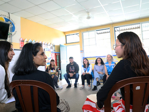 Un groupe de personnes assises en cercle dans une salle de classe au Honduras