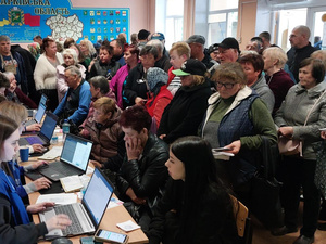 تم تسجيل مجموعة كبيرة من الأشخاص على أجهزة الكمبيوتر من قبل خمسة من موظفي المفوضية في مركز مؤقت مزدحم