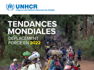 La couverture du rapport Tendances mondiales 2022 montre un groupe de personnes déplacées marchant le long d'un chemin de terre.
