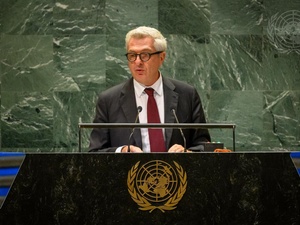 Filippo Grandi s'exprime depuis un podium