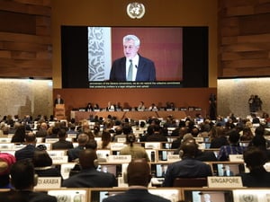 Le Haut Commissaire pour les réfugiés, Filippo Grandi, prononce un discours sur un écran géant devant un large public.