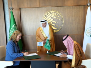 جانب من مراسم التوقيع على الاتفاقية في مقر مركز الملك سلمان للإغاثة والأعمال الإنسانية في الرياض، وذلك من قبل المهندس أحمد بن علي البيز، مساعد المشرف العام على مركز الملك سلمان للإغاثة والأعمال الإنسانية للعمليات والبرامج، وكيلي كليمنتس، نائبة المفوض السامي.