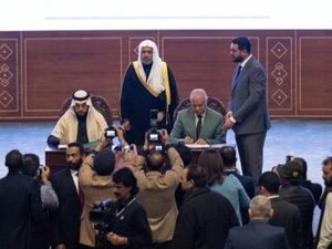  خالد خليفة، مستشار المفوض السامي وممثل المفوضية لدى دول مجلس التعاون الخليجي، وعبد الوهاب الشهري، مساعد الأمين العام للاتصال المؤسسي لدى رابطة العالم الإسلامي، أثناء توقيعهما على الاتفاقية. 