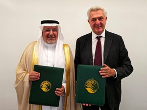 فيليبو غراندي، المفوض السامي للأمم المتحدة لشؤون اللاجئين، والدكتور عبد الله الربيعة، المشرف العام على مركز الملك سلمان للإغاثة والأعمال الإنسانية، أثناء توقيع الاتفاقية.