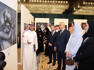 جانب من المعرض الفني الذي أقامته المفوضية للاحتفاء بيوم اللاجئ العالمي في الرياض.
