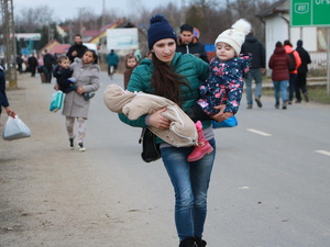Une jeune femme ukrainienne franchit la frontière avec la Hongrie avec ses deux enfants, le 27 février 2022.