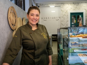 تدير غابرييلا، وهي رائدة أعمال فنزويلية، مشروعاً للمعجنات في الإكوادور.