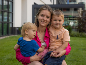 Ella, a refugee from Ukraine, with her children Zlata, 1, and Matvii, 3.