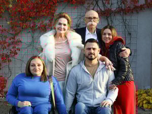 لينا غروشوفسكا وفلاديسلاف غروشوفسكي (في الوسط وقوفاً) مع اللاجئين الأوكرانيين (من اليسار إلى اليمين) أوكسانا وفاليري ولودميلا.