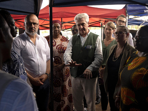 المفوض السامي للأمم المتحدة لشؤون اللاجئين فيليبو غراندي، والمستشار الخاص للأمين العام للأمم المتحدة المعني بحلول النزوح الداخلي، روبرت بايبر (يسار) يلتقيان بنازحين داخلياً في بيمبا، في مقاطعة كابو ديلجادو شمال موزمبيق. 