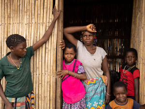 موزمبيق. عائلة نازحة في مخيم لياندا