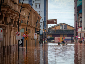 مياه الفيضانات في المركز التاريخي لمدينة بورتو أليغري، ريو غراندي دو سول، البرازيل.