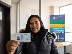 Une femme brandit une carte d'identité.