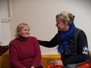 في موقع إيواء جماعي في مدينة خاركيف الأوكرانية، التقت نائبة المفوض السامي كيلي كليمنتس بسفيتلانا، وهي سيدة متقاعدة دمر القصف منزلها.  