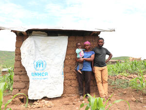 DRC. Burundian refugees build toilets