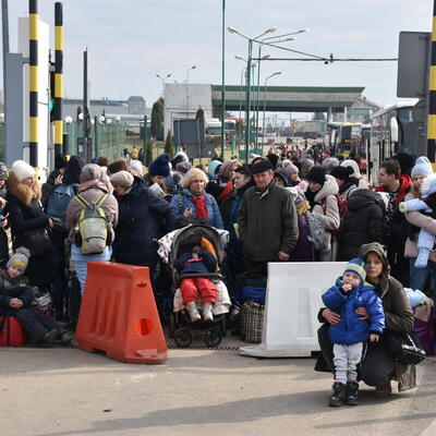 Des personnes fuyant l’Ukraine entrent en Pologne par le poste-frontière de Medyka. 