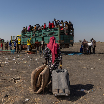 Des rapatriés sud-soudanais et des réfugiés soudanais fuyant le conflit embarquent dans des camions au poste frontière de Joda, près de Renk, au Soudan du Sud.