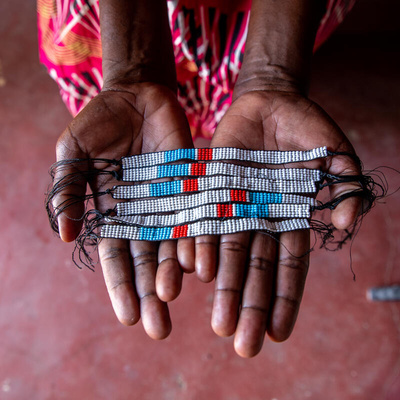 Kenya. UNIQLO and MADE 51 partner to produce 12,000 bracelets