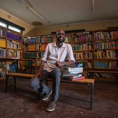 الفائز بجائزة نانسن العالمية للاجئ لعام 2023، عبد الله ميري، البالغ من العمر 36 في إحدى المكتبات التي أسسها في مخيمات داداب للاجئين في كينيا. 