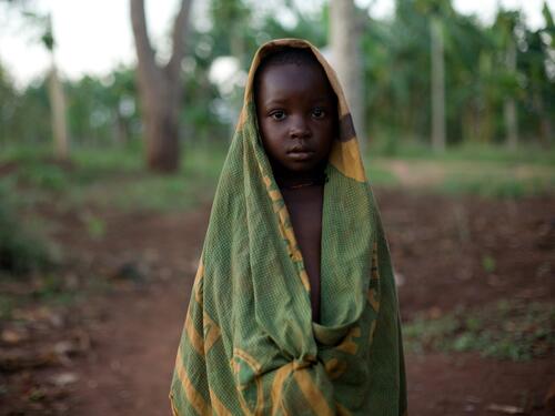 فتاة صومالية من شعب البانتو في قرية تشوغو في تنزانيا. 