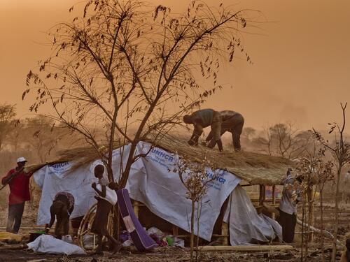 تشييد مأوى للاجئين من جنوب السودان في مخيم نيومانزي في أوغندا.