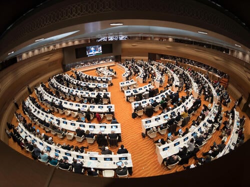 المشاركون يجلسون في مقاعدهم في حوار المفوض السامي لعام 2017 في قصر الأمم في جنيف.