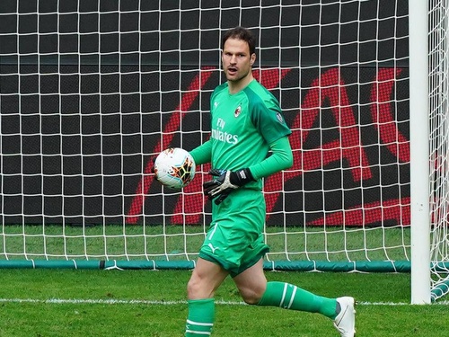 Asmir Begovic, un ballon de football à la main, court devant le but