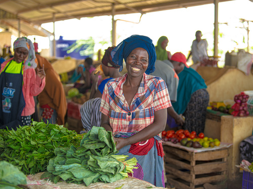 En 2019, Serafina, una refugiada de Burundi en el asentamiento de Kalobeyei, en Kenya, abrió un puesto de vegetales con una subvención otorgada por socios de ACNUR del sector privado.