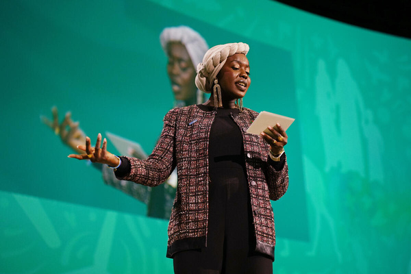 L'Ambassadrice de bonne volonté du HCR Emi Mahmoud lit son poème à la COP28.