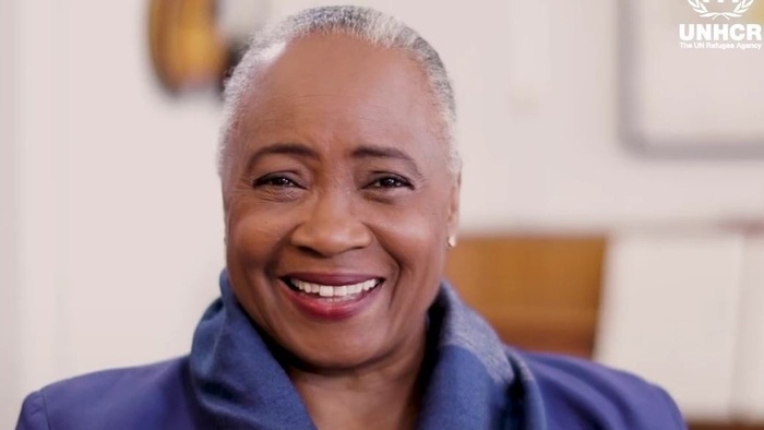 Una mujer afroestadunidense sonríe a la cámara