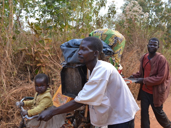 عائلة كونغولية نازحة داخلياً بعد أربعة أيام من رحلتها من مونغوالو في إقليم دجوغو إلى كاتا في إقليم أرو.
