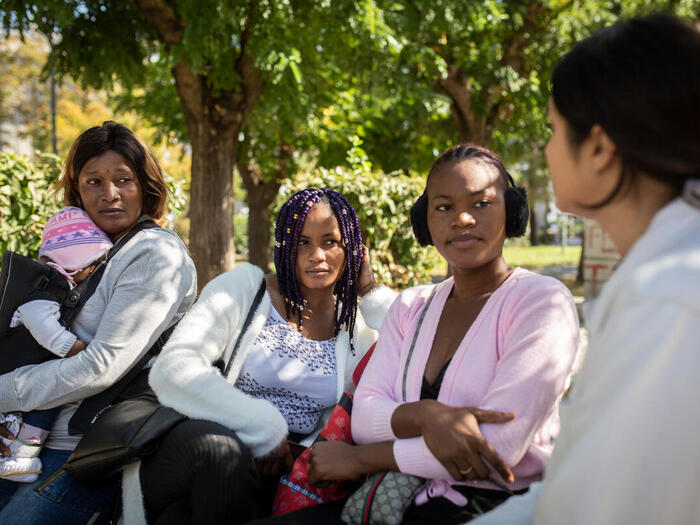 مسؤولة الوقاية من العنف القائم على النوع الاجتماعي في اليونان – شيرين (على يمين الصورة) في مركز ديوتيما غير الحكومي، وهي تتحدث مع الناجيات اللواتي يستفدن من برنامج "الدرع" لوقاية اللاجئات وطالبات اللجوء في جزيرة ليسفوس من العنف القائم على النوع الاجتماعي والتصدي له.