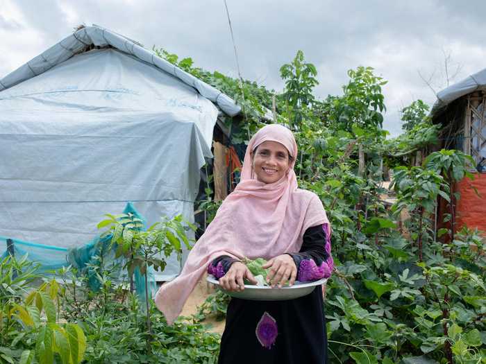 تزرع ساهرة في حديقة وتحصد خضراوات طازجة في مخيم كوتوبالونغ للاجئين في بنغلاديش.