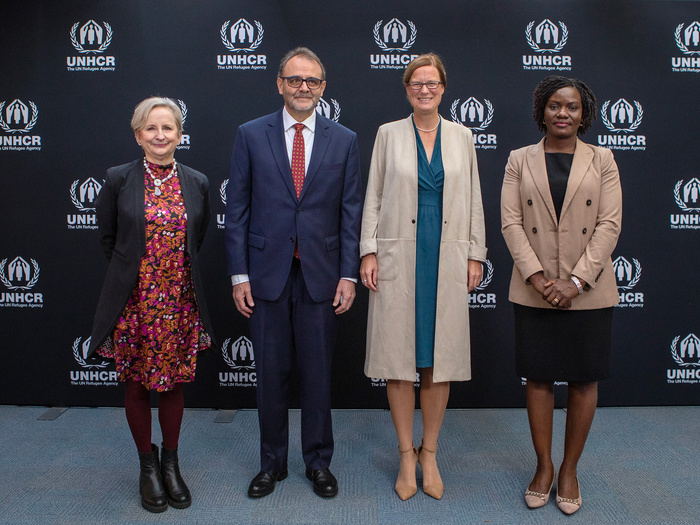 أعضاء مكتب اللجنة التنفيذية: السفيرة كاثرينا ستاش (ألمانيا) مع السفير كريستيان إسبينوزا كانيزاريس (إكوادور) والسفيرة أماندا غورلي (أستراليا) والسيدة ماري نامونو (أوغندا). 